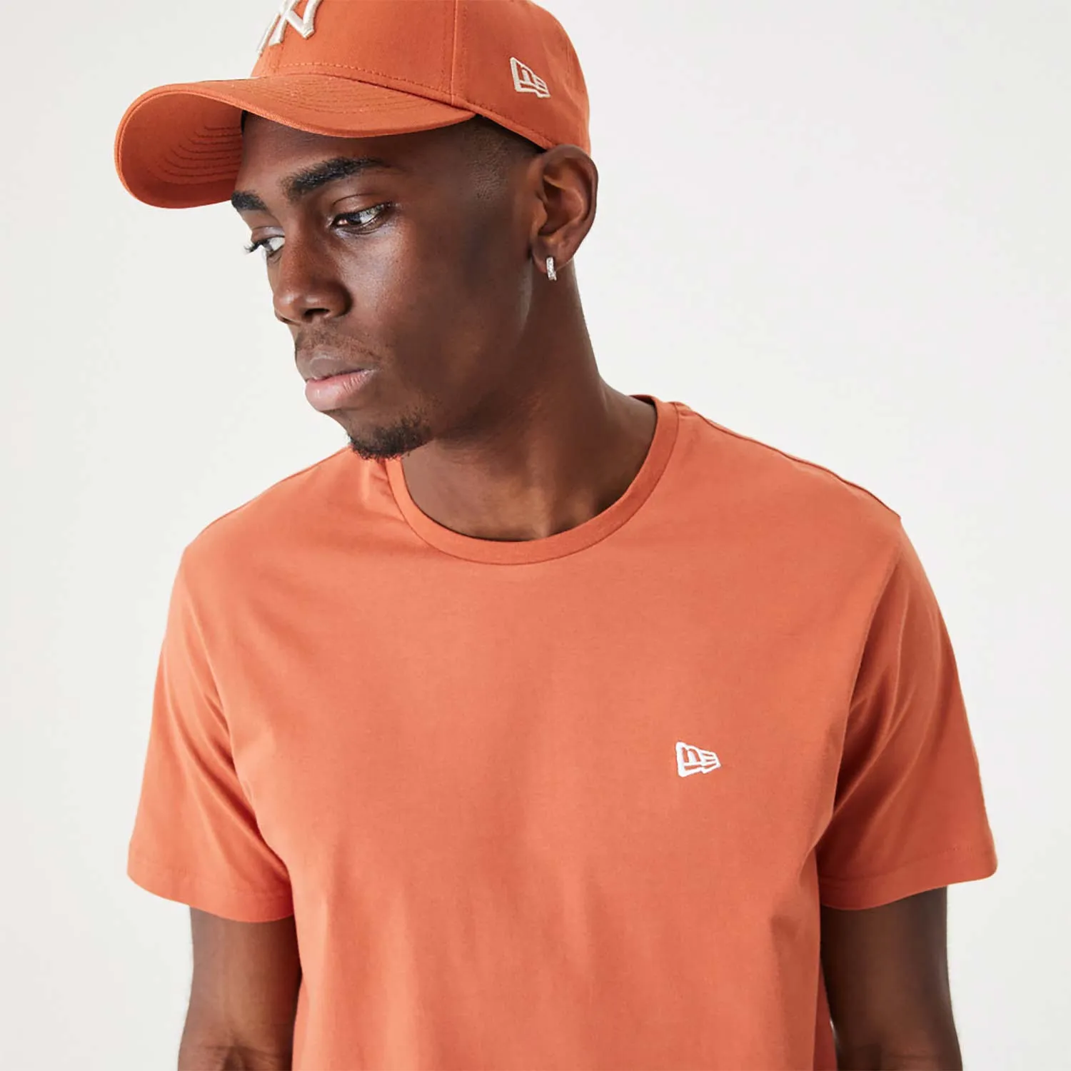 NEW ERA ESSENTIAL TEE